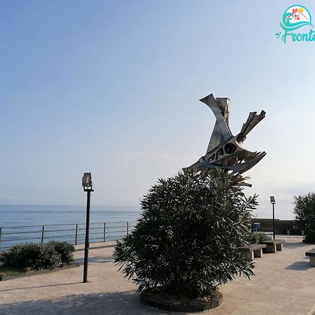 Casa Fronte Mare Villa Santa Teresa Di Riva Exteriör bild